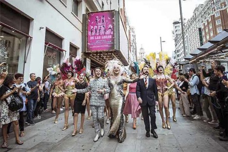 actores caminando por Gran Vía l La Jaula de las Locas